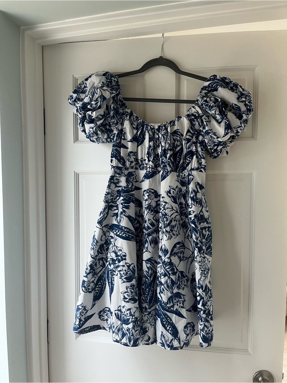 Abercrombie & Fitch White and Navy Floral Puff-Sleeve Mini Dress - Picture 1 of 3